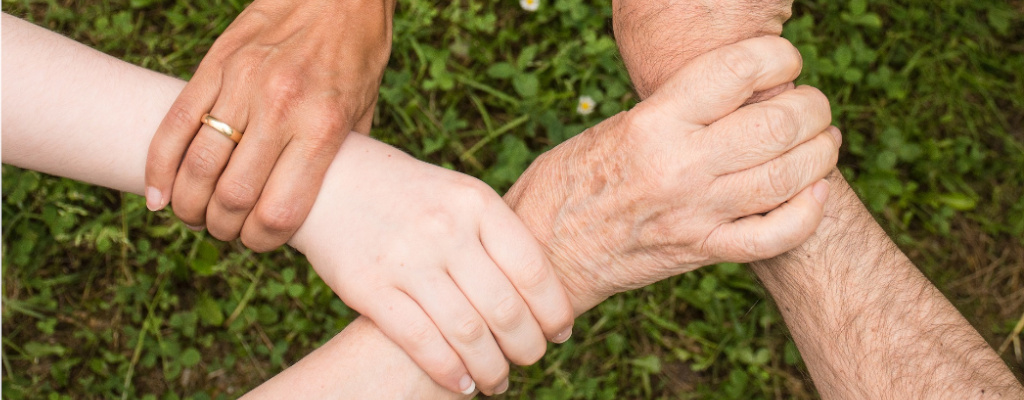Hände die zusammenhalten
